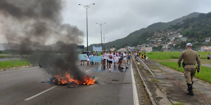 Dia de luto e luta em Florianópolis: Protesto e pneus queimados no dia que jovem assassinado pela PM completaria 13 anos