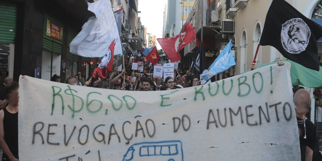 População de Florianópolis protesta contra o aumento da passagem de ônibus